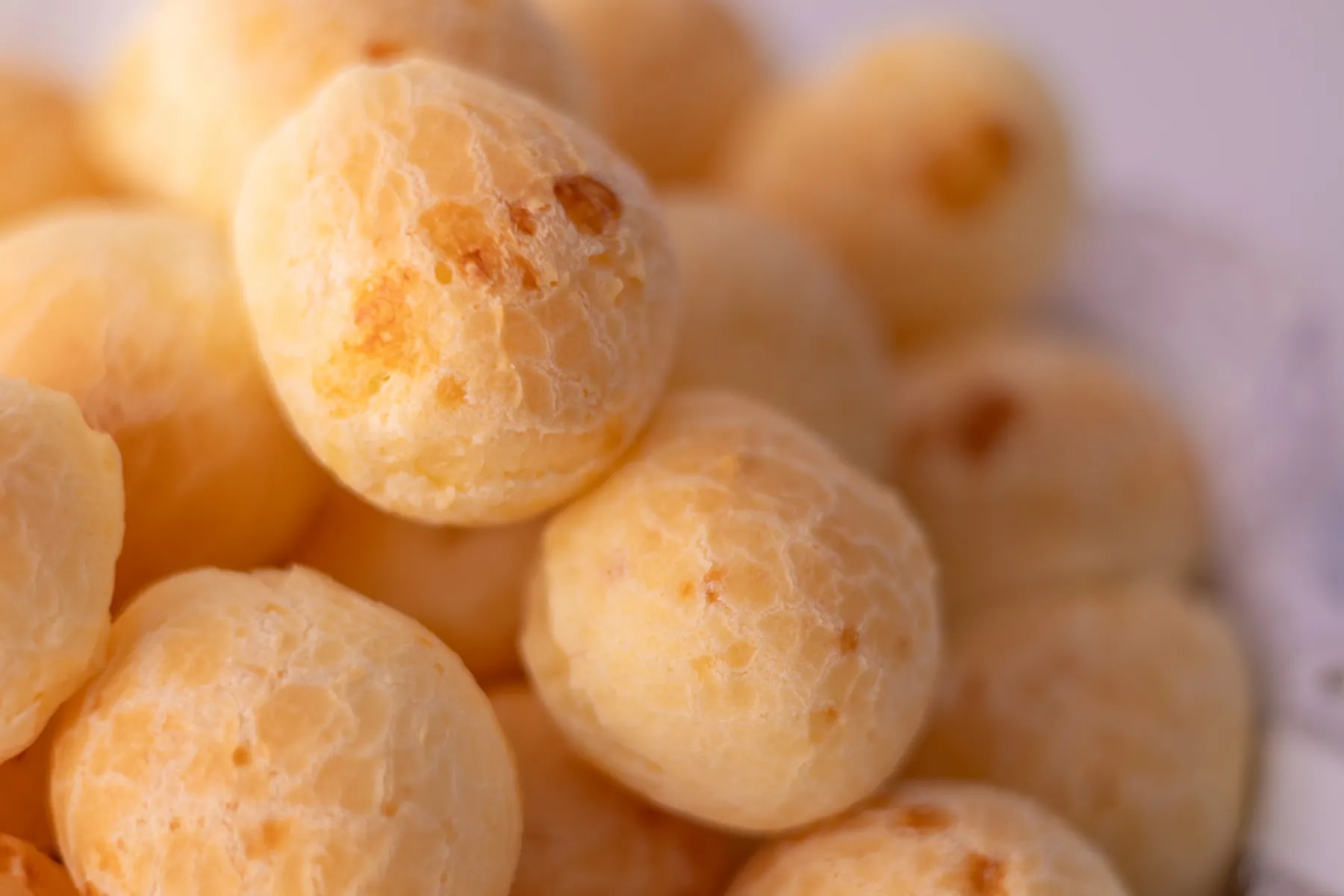 Pão de queijo Kent dourado, crocante por fora e macio por dentro